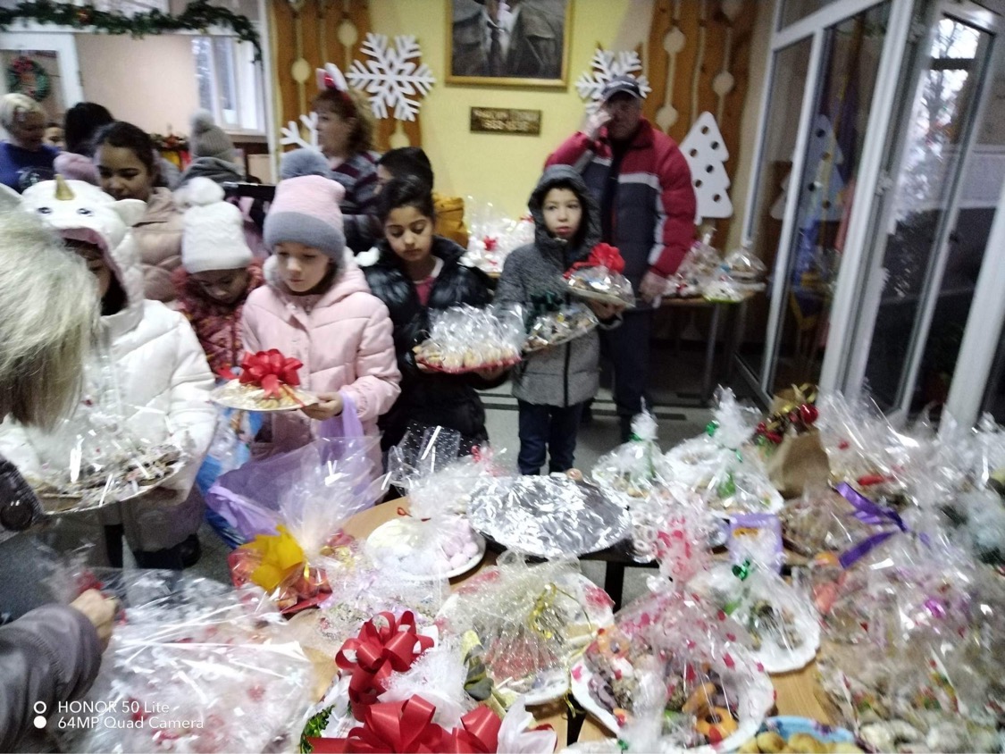 Коледна томбола с аромат на обич в ОУ „Максим Горки“ – град Левски